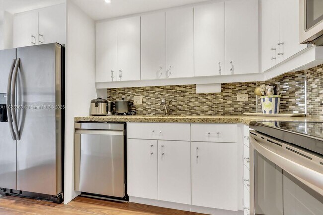 Building Photo - 5005 Collins Ave