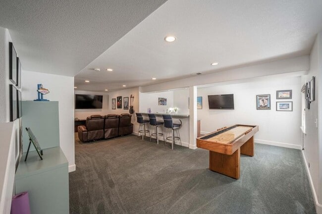 Building Photo - 4220 Ravenna Pl