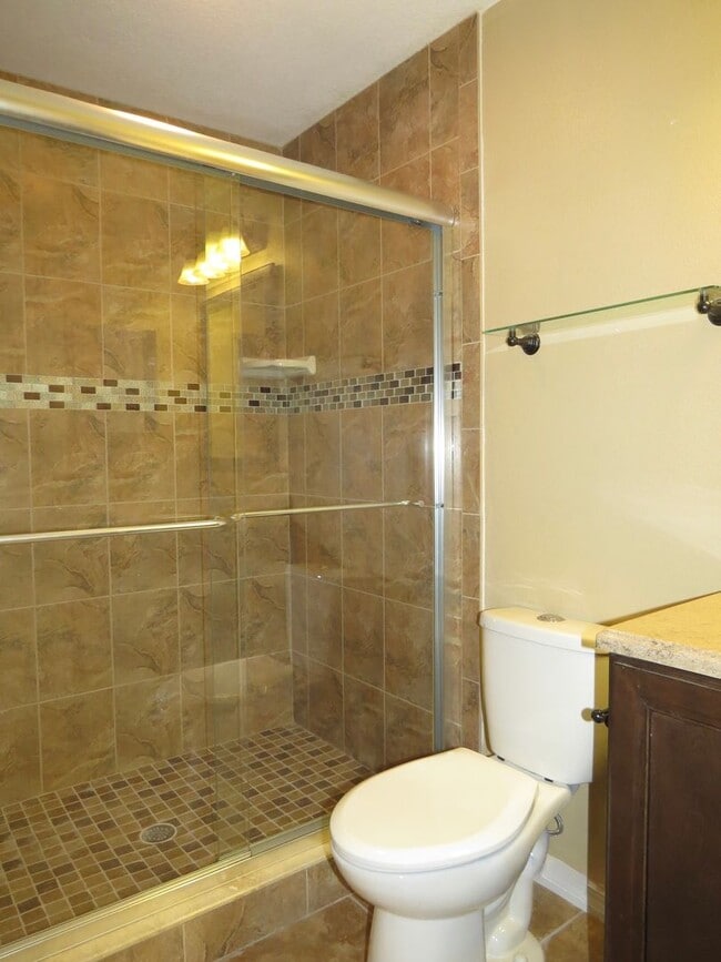 Building Photo - LAKE FOREST WATERFRONT 3 BEDROOM 2.5 BATHROOM