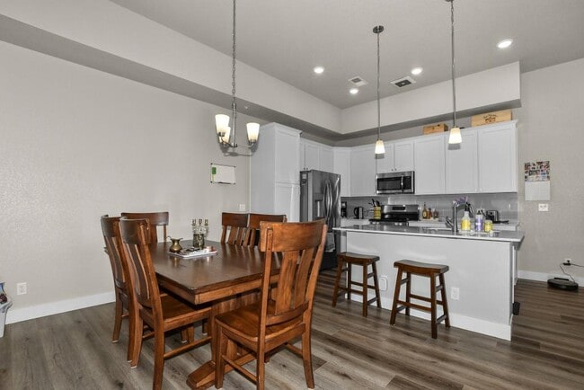 Building Photo - 6826 School House Dr