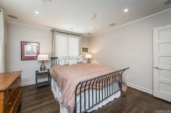 Building Photo - 1717 N University Ave