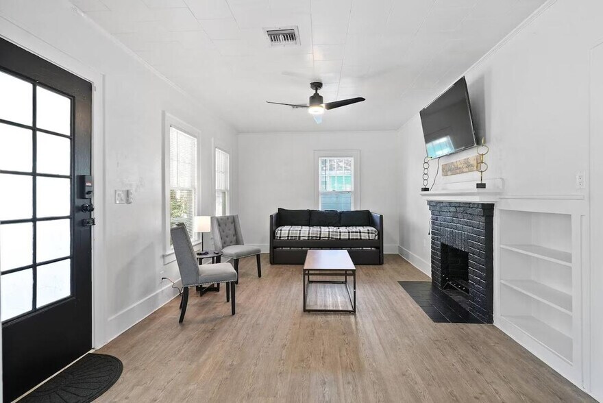 Building Photo - 1824 Hollenbeck Dr