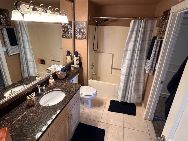 Building Photo - Beautiful  furnished 1 bedroom with a view of the Sphere!