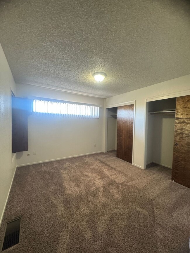 Building Photo - Two Bedroom Townhome Available mid-November