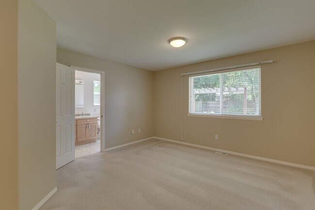 Building Photo - Shoreline Rambler Available NOW! 4 Bed 2 Bath w/spacious backyard!