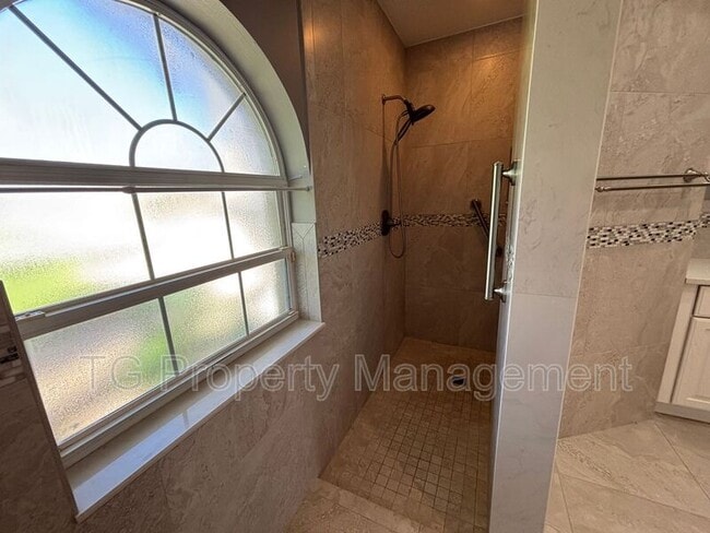 Building Photo - 20 Clarendon Ct N