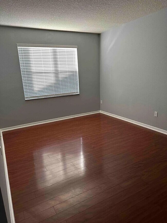 Building Photo - Elegant 4-bedroom 3-bathroom Home in Windermere