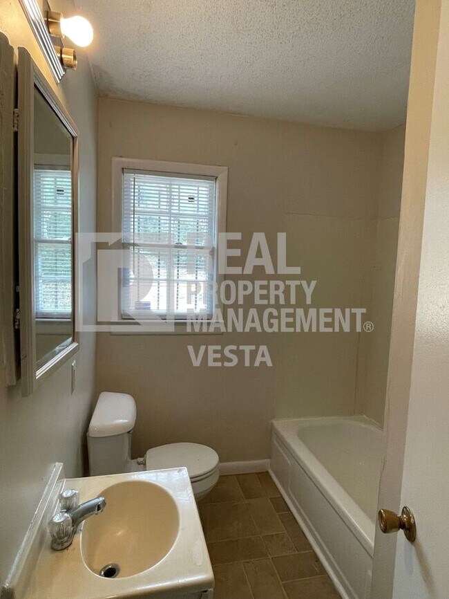 Building Photo - Three Bedroom Home in East Macon!