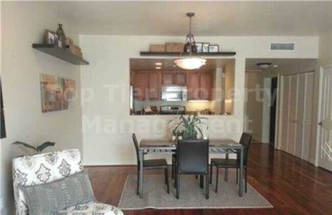 Building Photo - ***Beautiful 2 bed/2 bath Condo in the Hea...