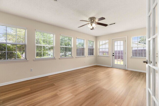 Building Photo - 3/2 Duplex Close to Tiger Town- Available ...