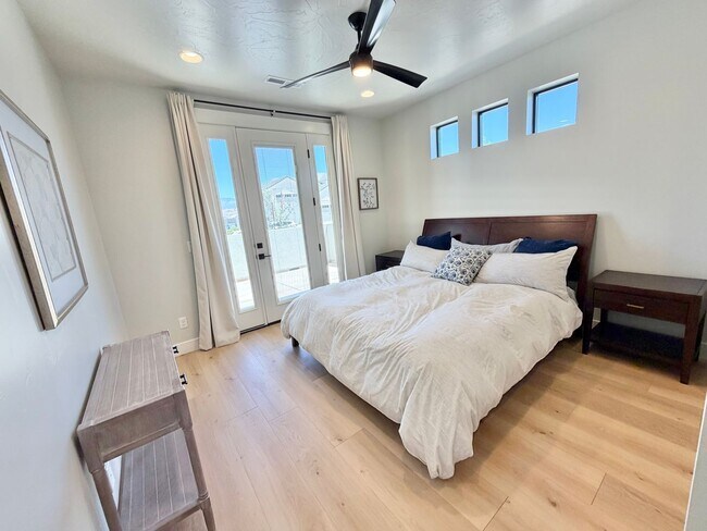 Building Photo - Beautiful Modern 5 Bedroom Home!! Furnished or Unfurnished option!!