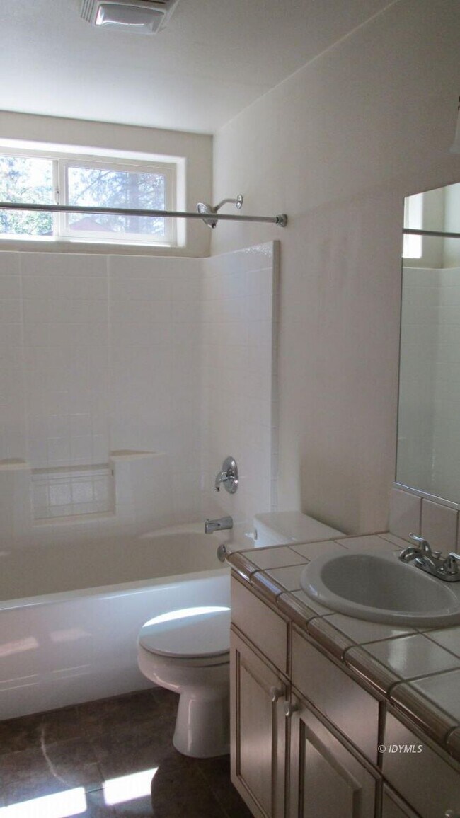 Building Photo - 3 bedroom Rental with garage