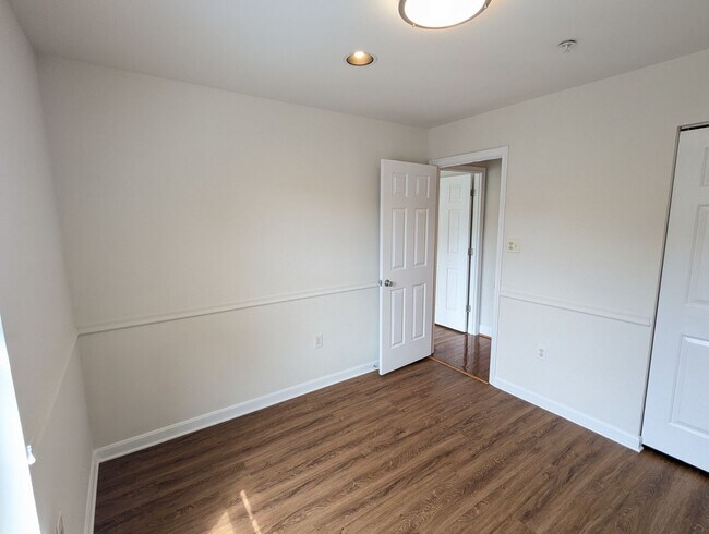Building Photo - Renovated Townhouse in Frederick ready for...