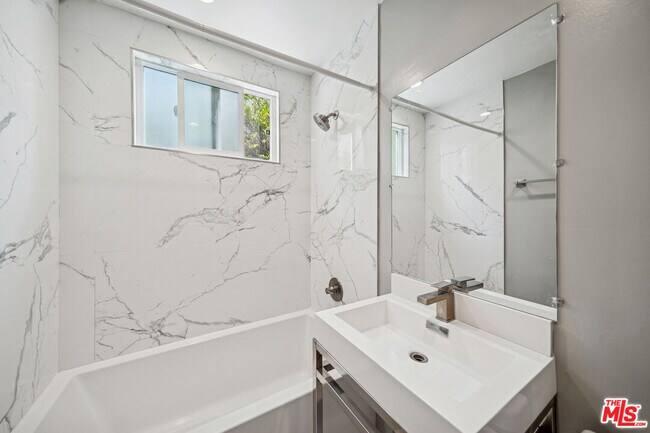 Building Photo - 252 S New Hampshire Ave