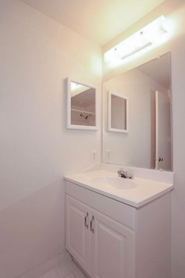 Building Photo - Fantastic 3br End-Unit Town Home in highly sought Silver Spring Neighborhood - Ready mid-June
