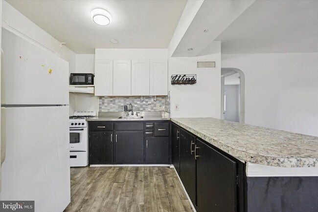 Building Photo - 4004 Lasher Rd