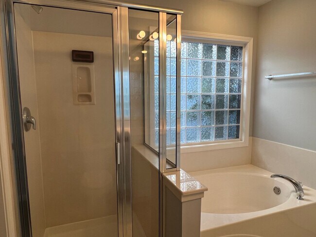 Building Photo - Three Bedroom Home in Pinecrest with Garage