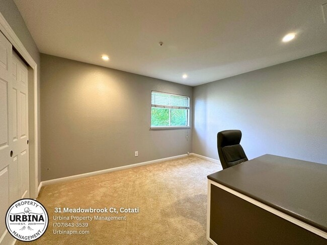 Building Photo - Bright and Spacious 3 Bedroom Townhome in ...
