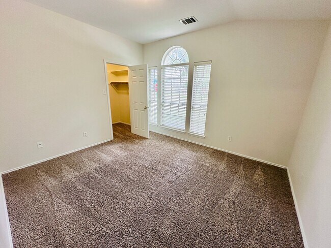 Building Photo - Awesome 3 Bed 2 Bath! Large Texas size home