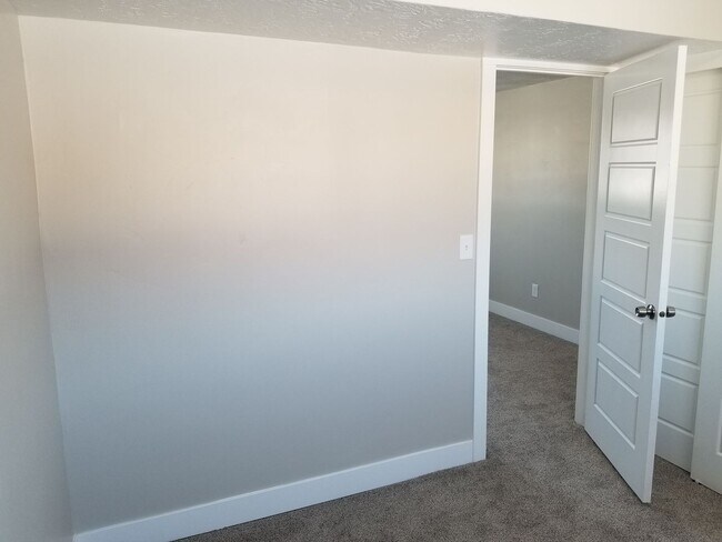 Building Photo - Spacious 5-Bedroom Magna Home with Deck and Ample Parking