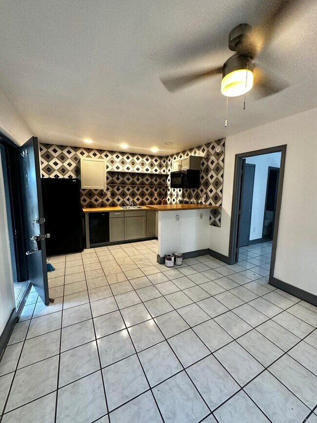 Building Photo - 1418 SW 27th St