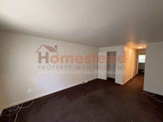 Building Photo - 502 N Sycamore Ave