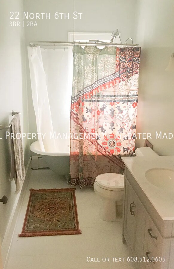 Building Photo - Updated 3 bedroom plus Den house near East...