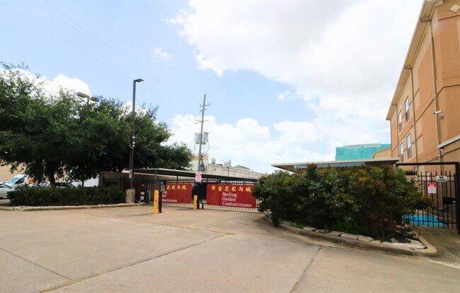 Building Photo - 6611 W Sam Houston Pkwy S
