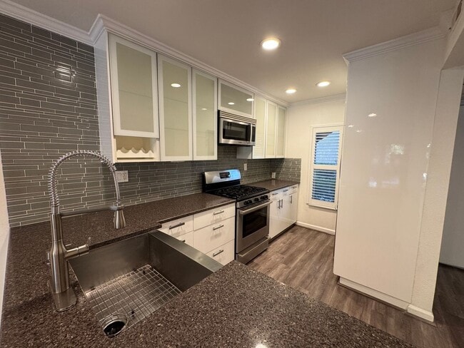 Building Photo - Beautiful 1Bd/1Ba Condo Overlooking Stream...