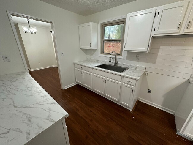 Building Photo - 3535 Farwood Dr