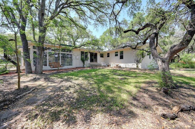 Building Photo - 922 Oak Ln