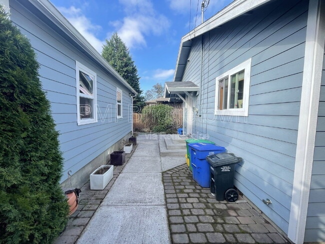 Building Photo - 4834 SE Kelly St