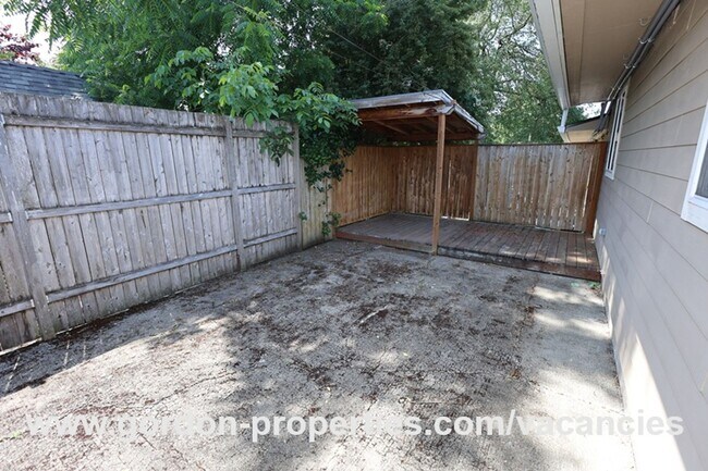 Building Photo - SE Arista Dr - 2 bedroom unit in the heart...