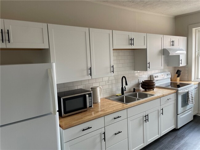 Building Photo - 74 Richmond St