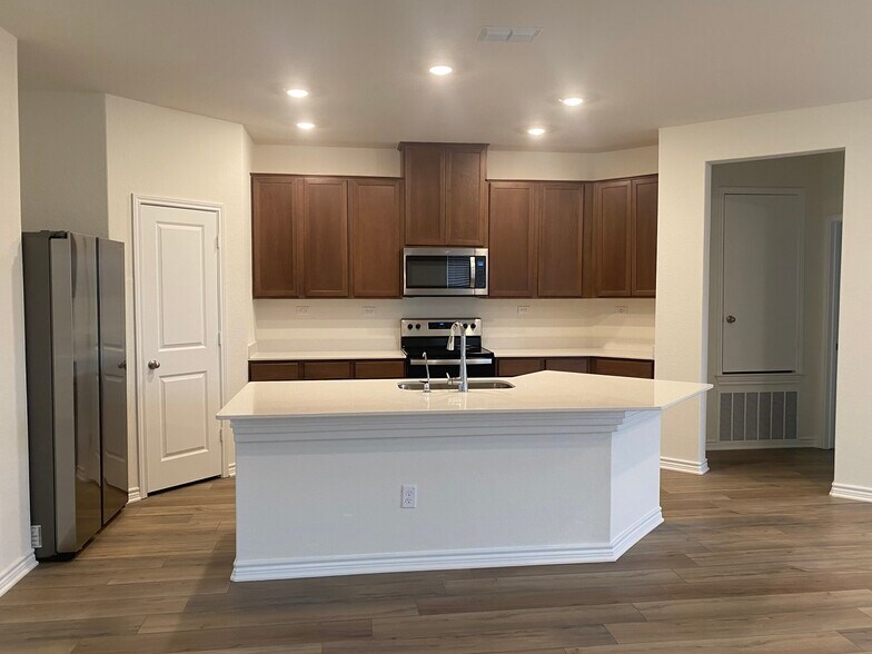 Building Photo - 440 Horizon Pointe