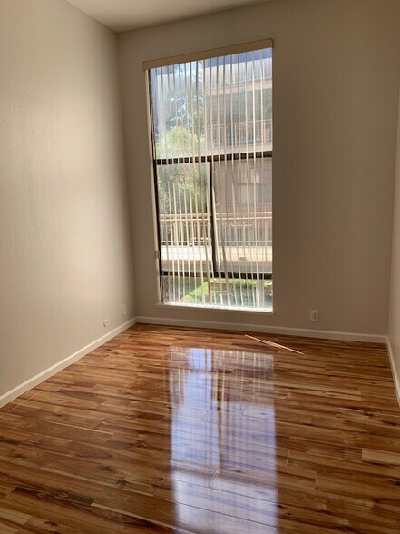 Building Photo - 320 N Civic Dr