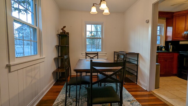 Building Photo - 3 Bedroom Home- Great Location in Darien
