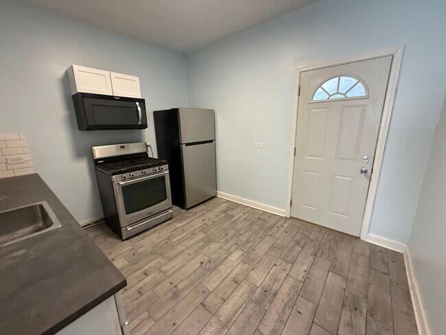 Building Photo - 411 N Hamlin Ave