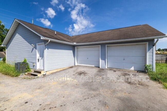 Building Photo - 152 Red Bud Ln