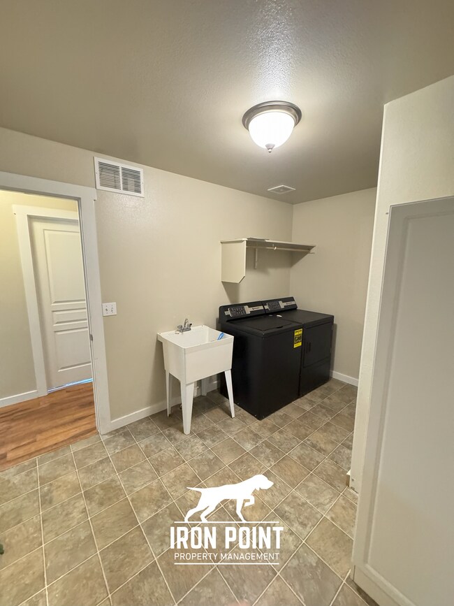 Building Photo - 5bed/3bath home w/community pool, fenced y...