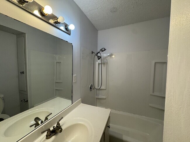 Building Photo - 2 bedroom 1 bathroom in Fair Play