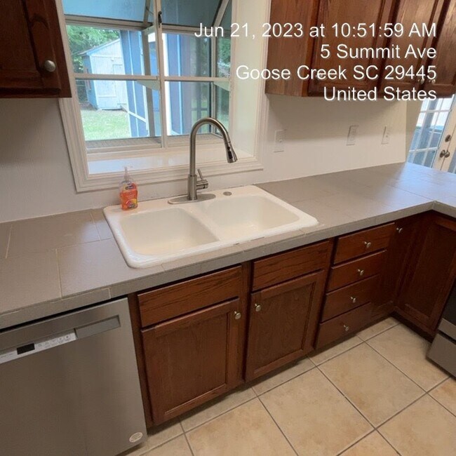 Building Photo - Relaxed Living with Spacious Yard in Goose...