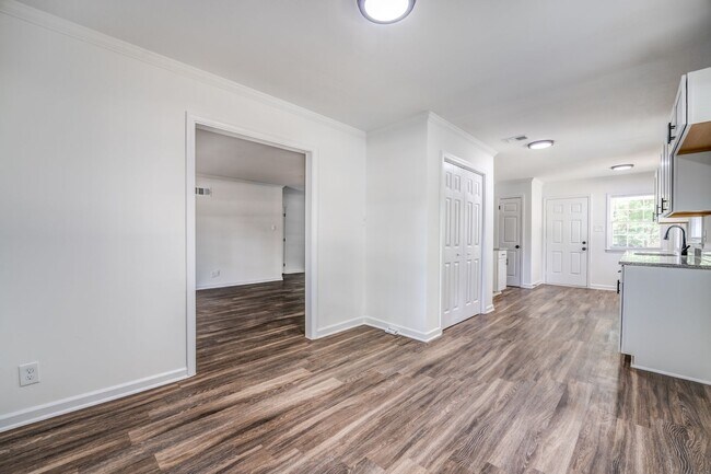 Building Photo - 4036 N Lake Forest Dr