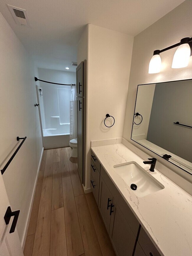 Building Photo - 4 bedroom, 2.5 Bath In Carlton- Great Location!