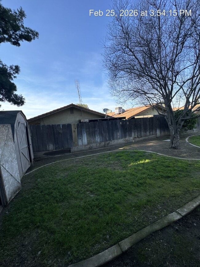 Building Photo - Charming Home Available Now !