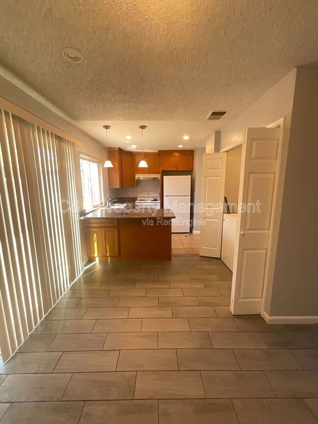 Building Photo - 292 Grecia Ct