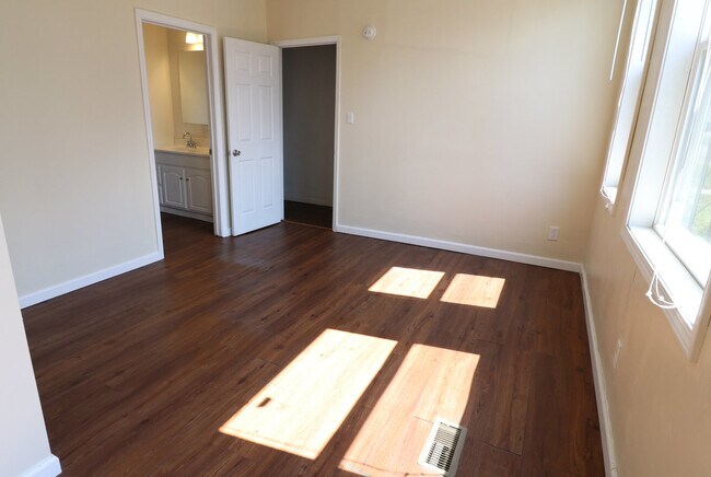 Building Photo - 318 Raymond St