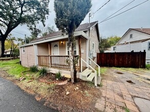 Building Photo - Charming duplex available Oct 15th.