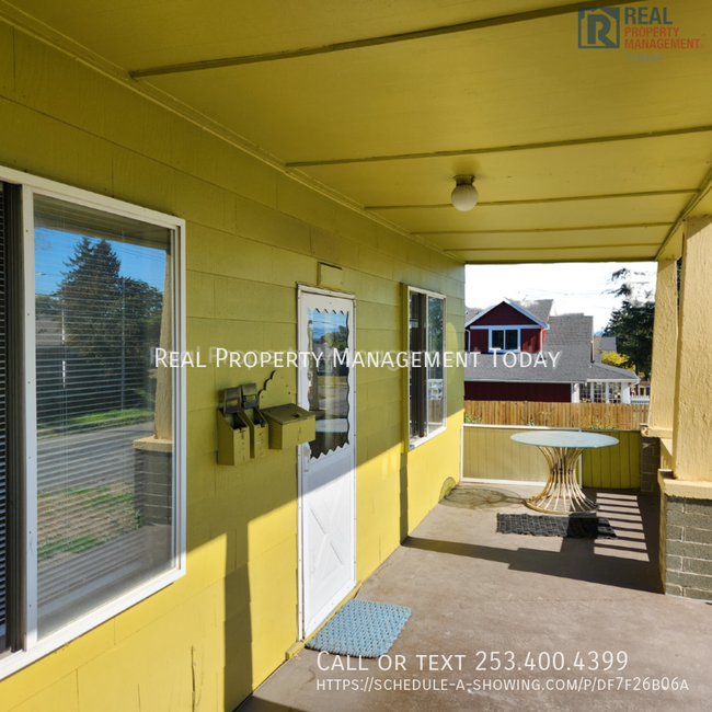 Building Photo - Large 2 bed and 1 bath unit!