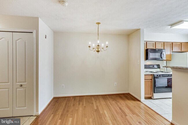 Building Photo - 8911 Town Center Cir